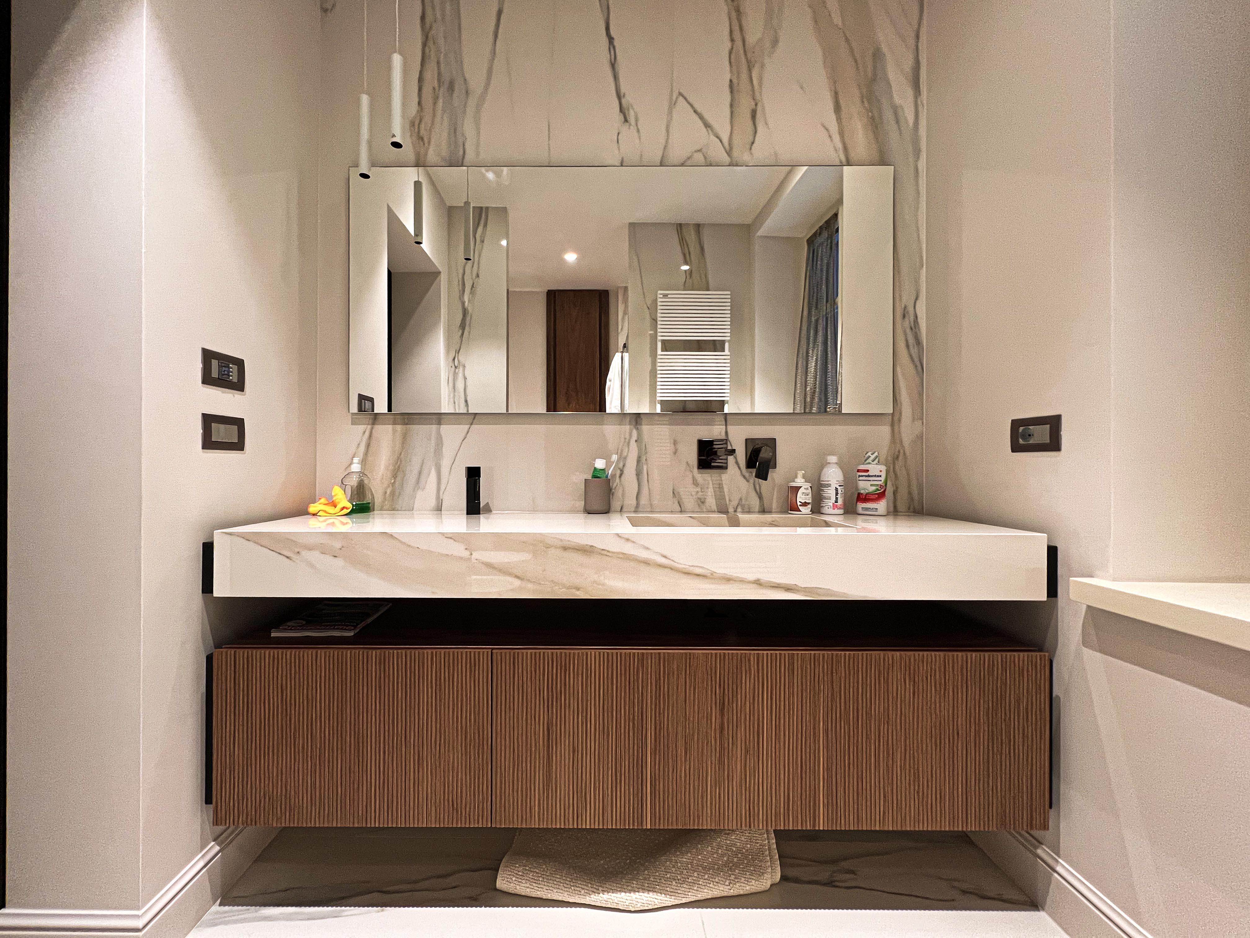 bagno moderno in marmo